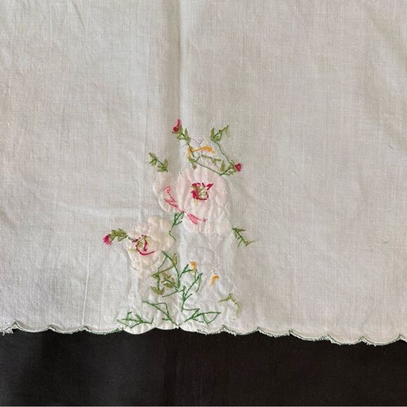 Vintage Handmade Floral Embroidered White Cloth, tray cloth, chair back cloth, - Picture 5 of 6